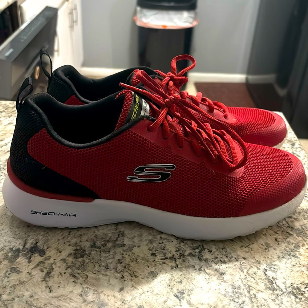 Red and white men’s sketchers 10 1/2 shoe size. In great condition